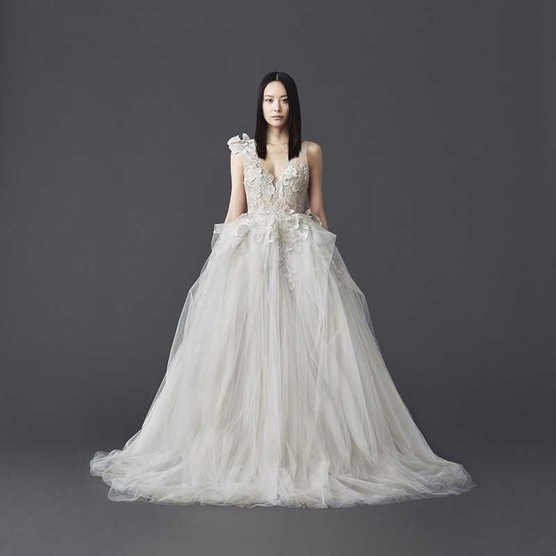 《ウェディングドレスの最高峰》VERA WANG BRIDE 日本初の旗艦店。モード感あふれる新しいスタイルの最先端トレンドドレスは世界中の花嫁の憧れです。